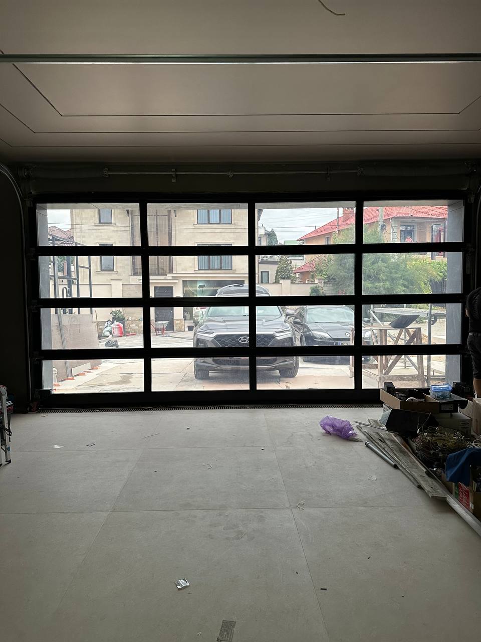 Showroom auto — stare transparentă